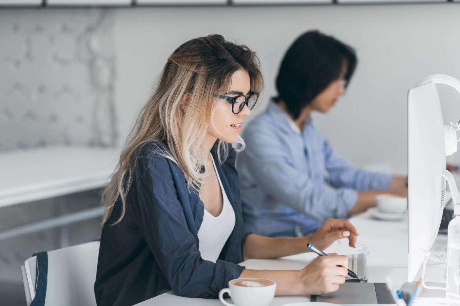 Estudiantes trabajando en planificación financiera